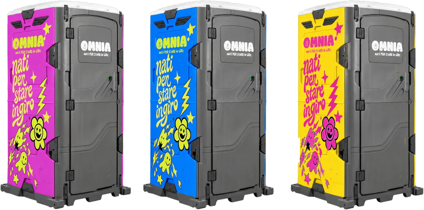 Tre bagni chimici Omnia personalizzati con sticker pop art rosa, blu e giallo